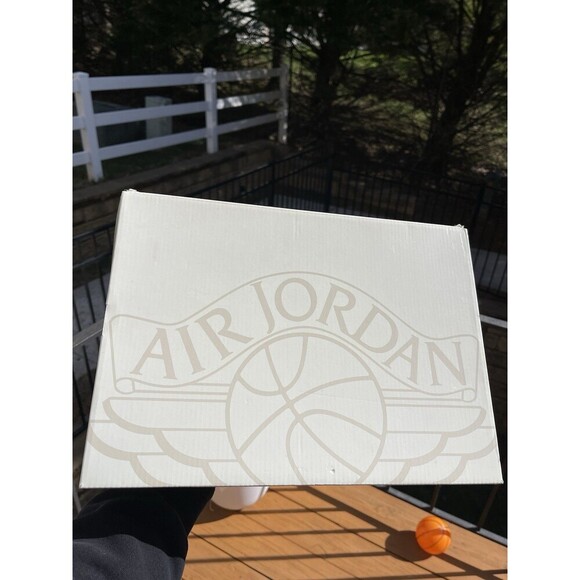 Air Jordan 2 Retro OG ‘Chicago’ 2022 - Women’s 11 /Men’s 9.5 (DX2454-106) - VNDS - Picture 10 of 11